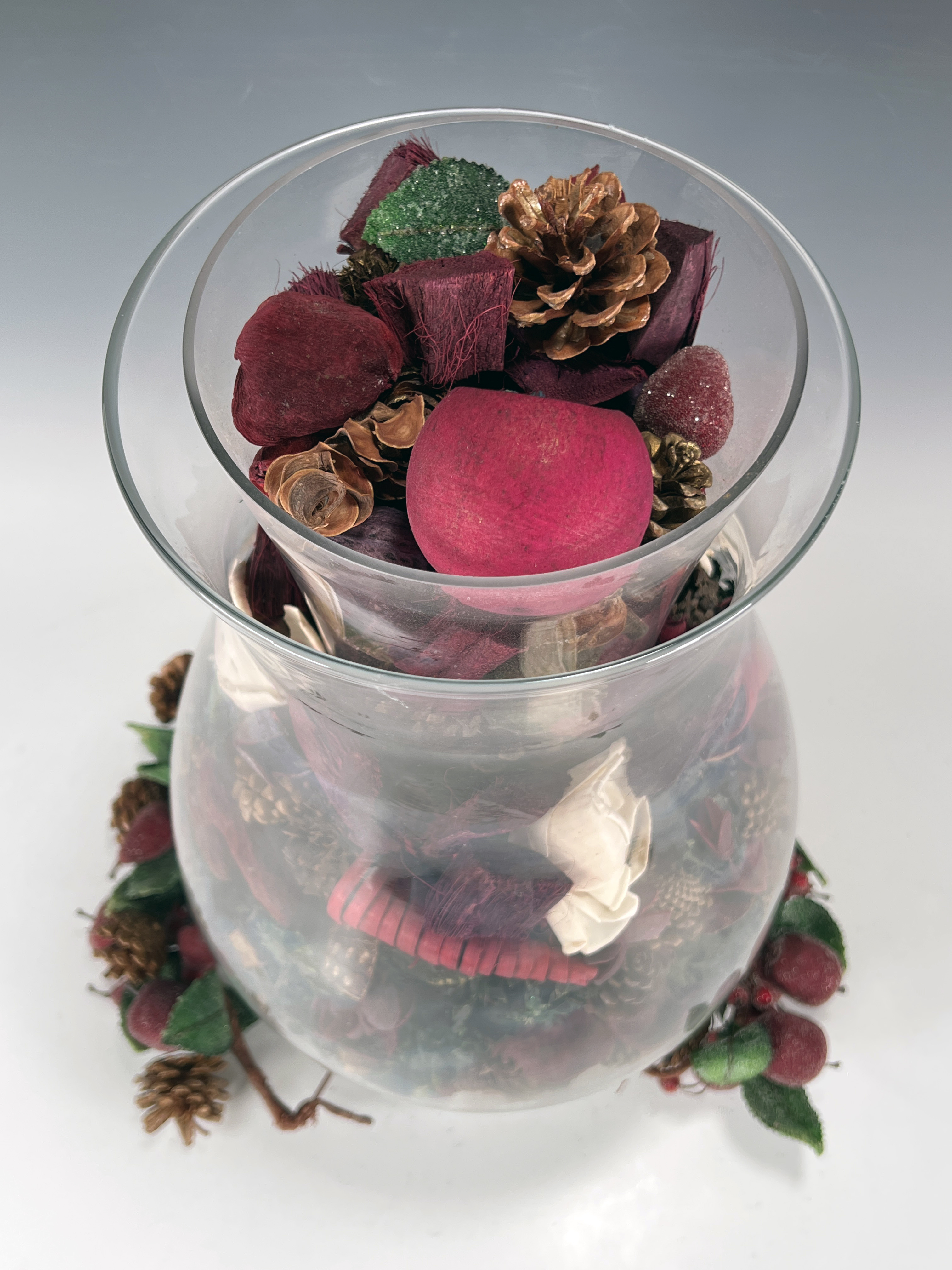 Holiday Potpourri Glass Vase  image 2