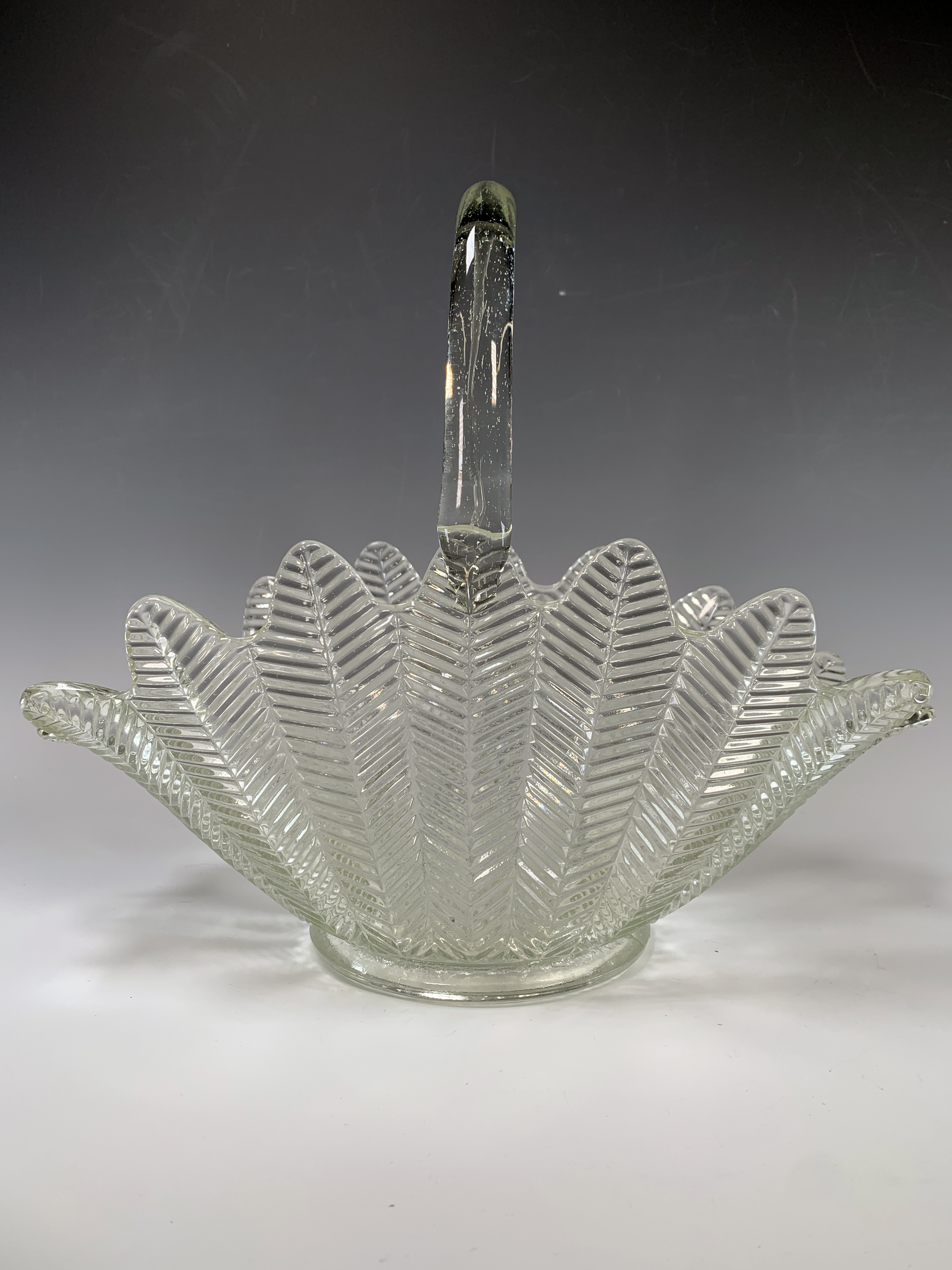 L.e. Smith Glass Basket And Platter image 3