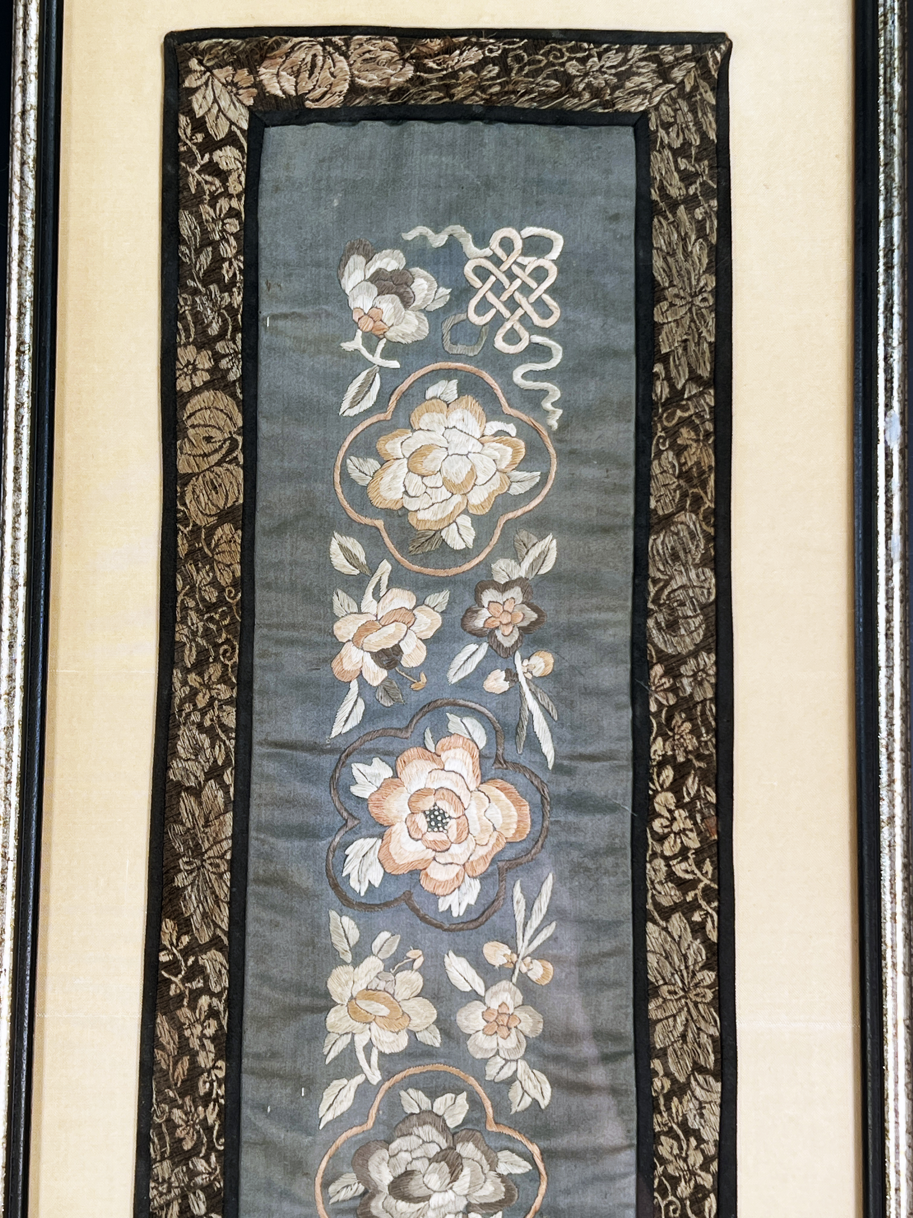 Elegant Framed Chinese Floral Embroidery - Traditional Artwork image 3