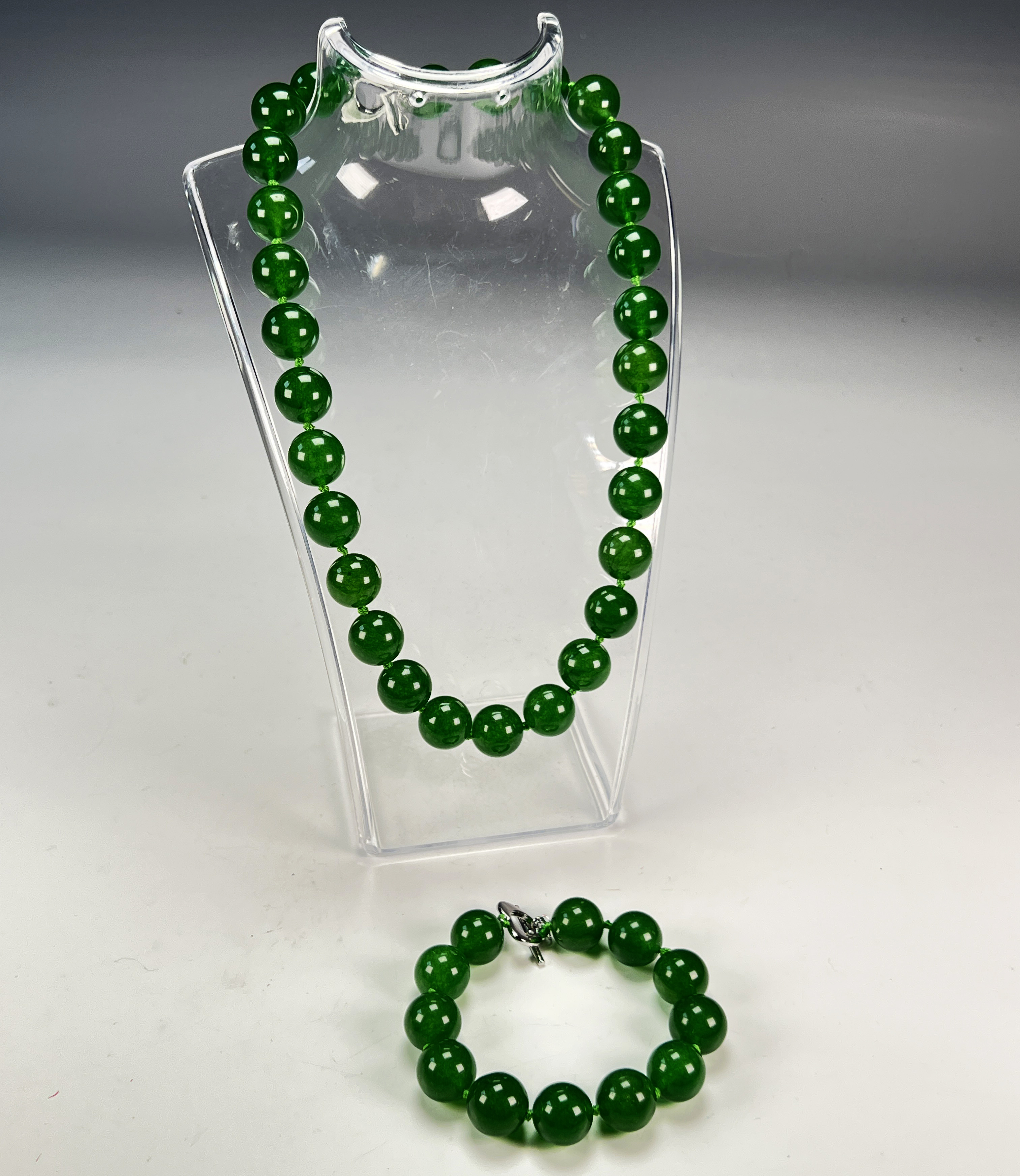 Elegant Chinese Jade Bead Necklace And Bracelet Set image 1