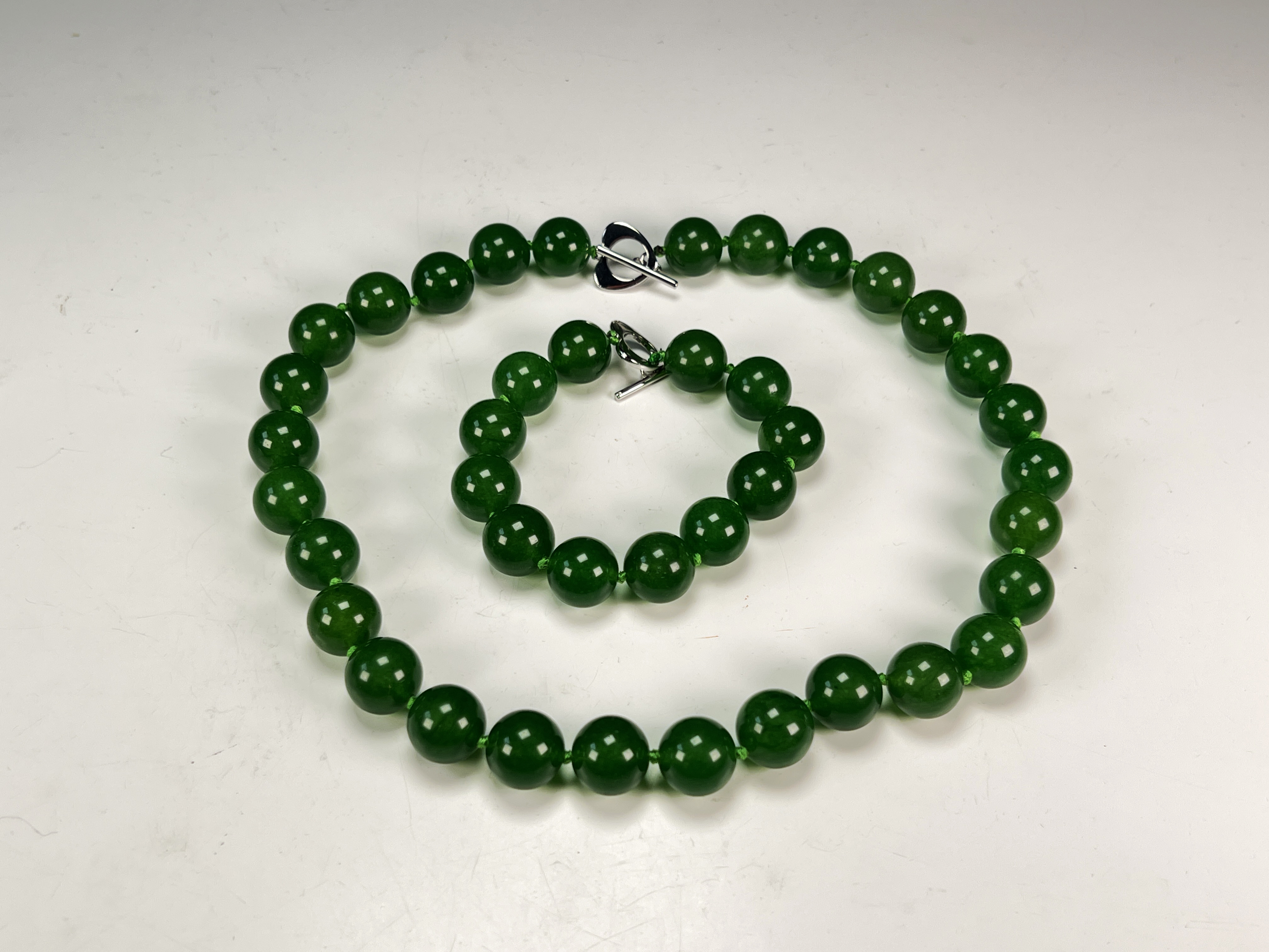 Elegant Chinese Jade Bead Necklace And Bracelet Set image 2