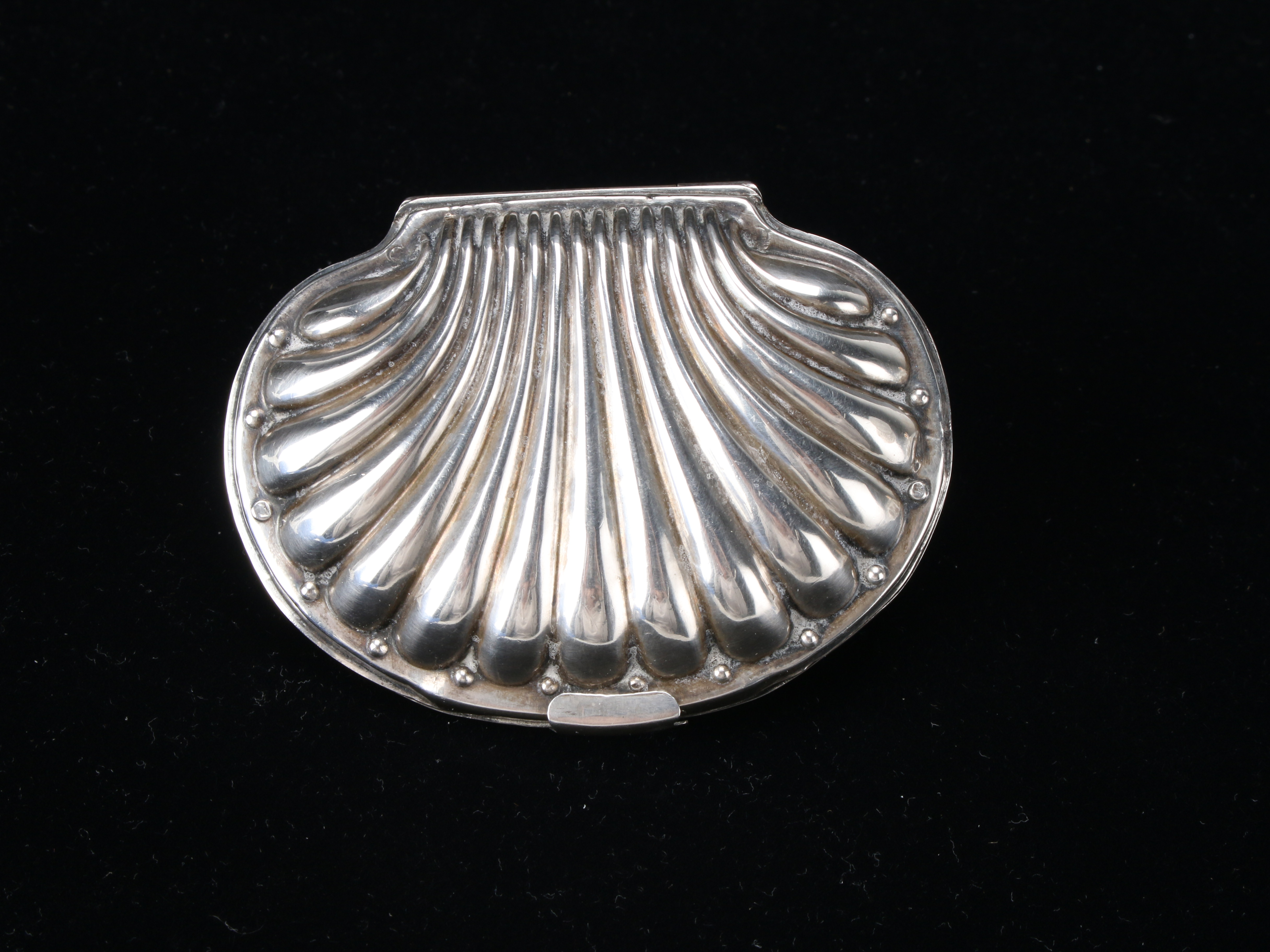 Elegant Vintage Shell-Shaped Silver Vanity Coin Purse image 1