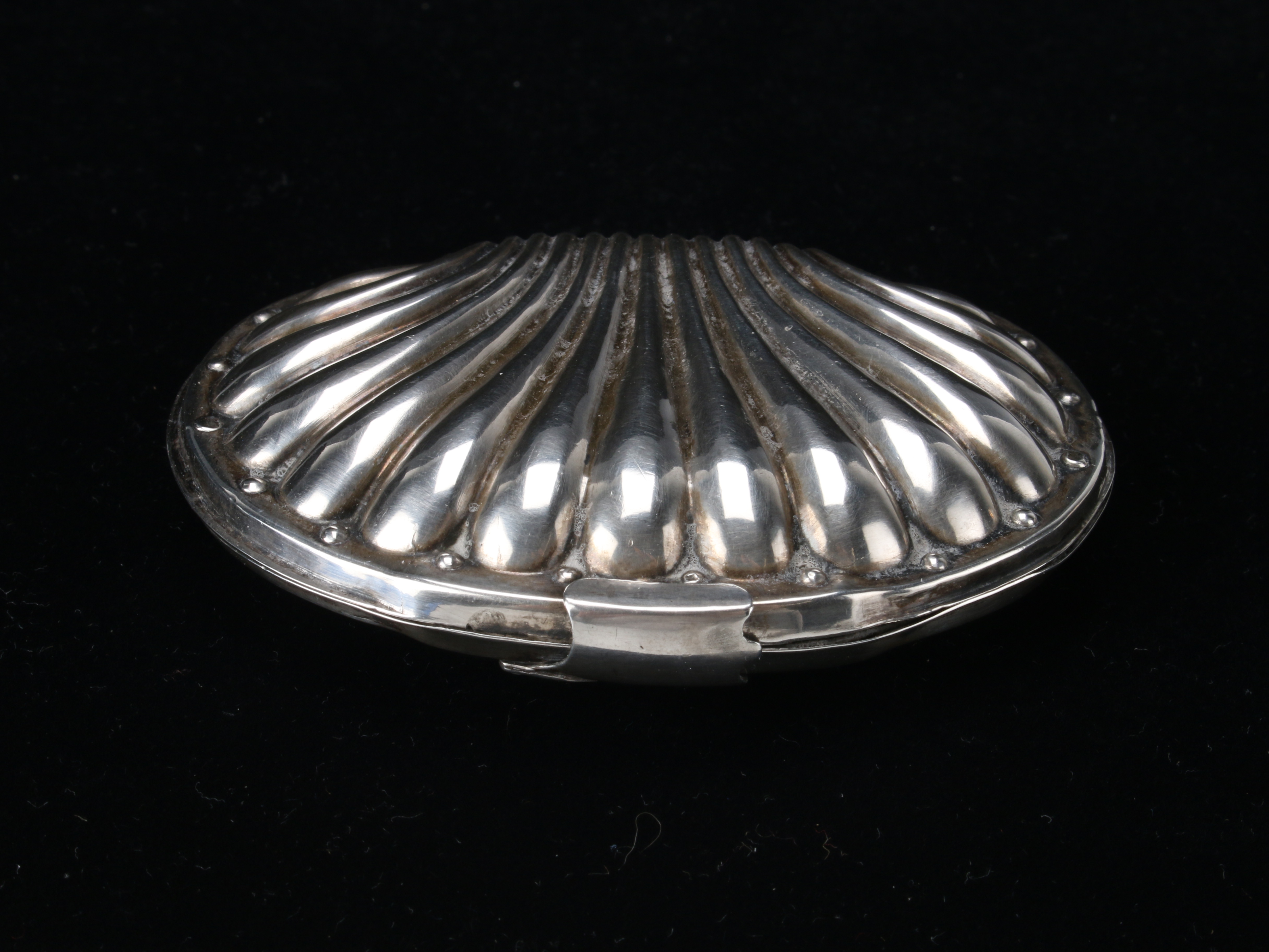 Elegant Vintage Shell-Shaped Silver Vanity Coin Purse image 3