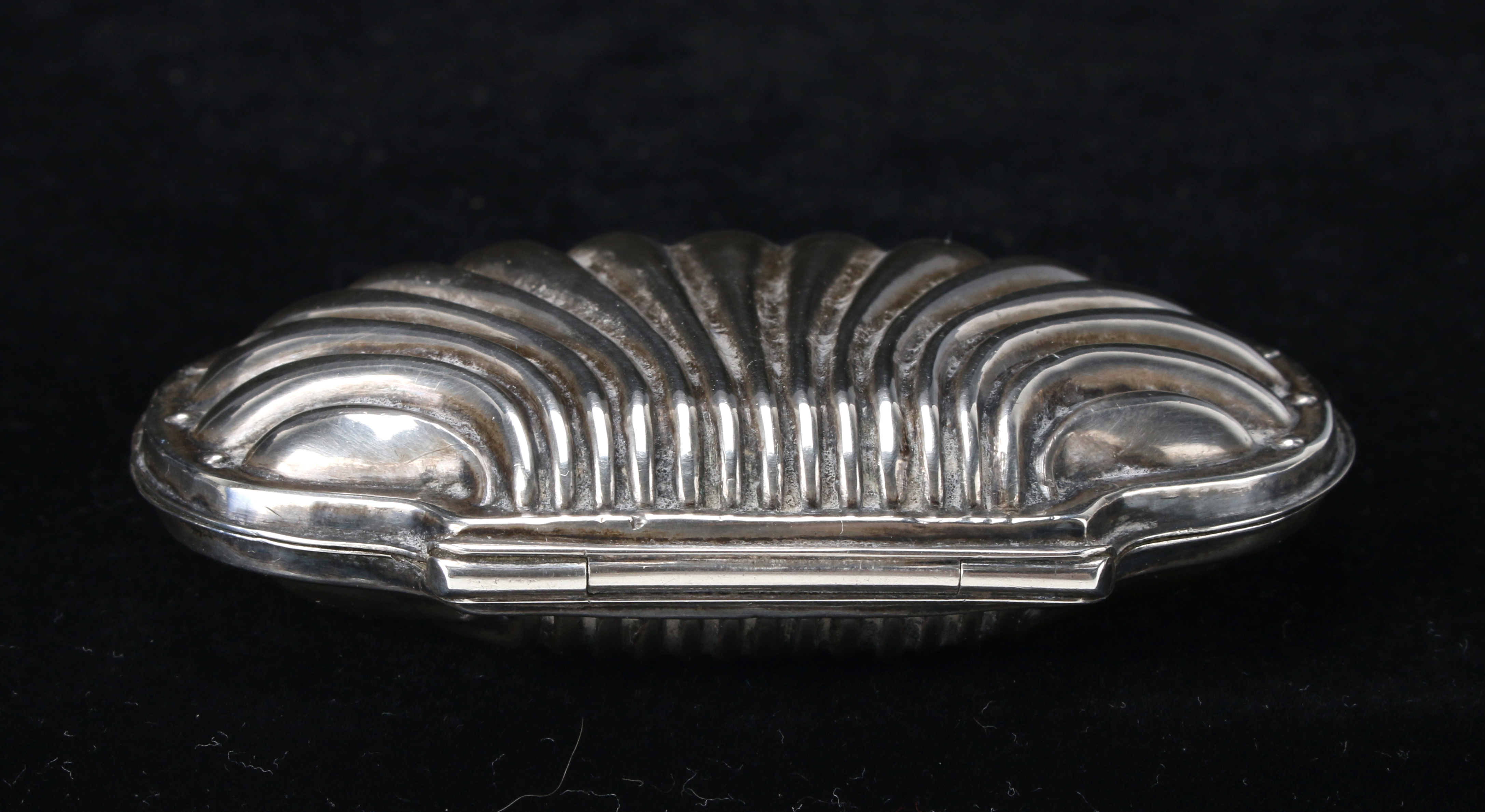 Elegant Vintage Shell-Shaped Silver Vanity Coin Purse image 5