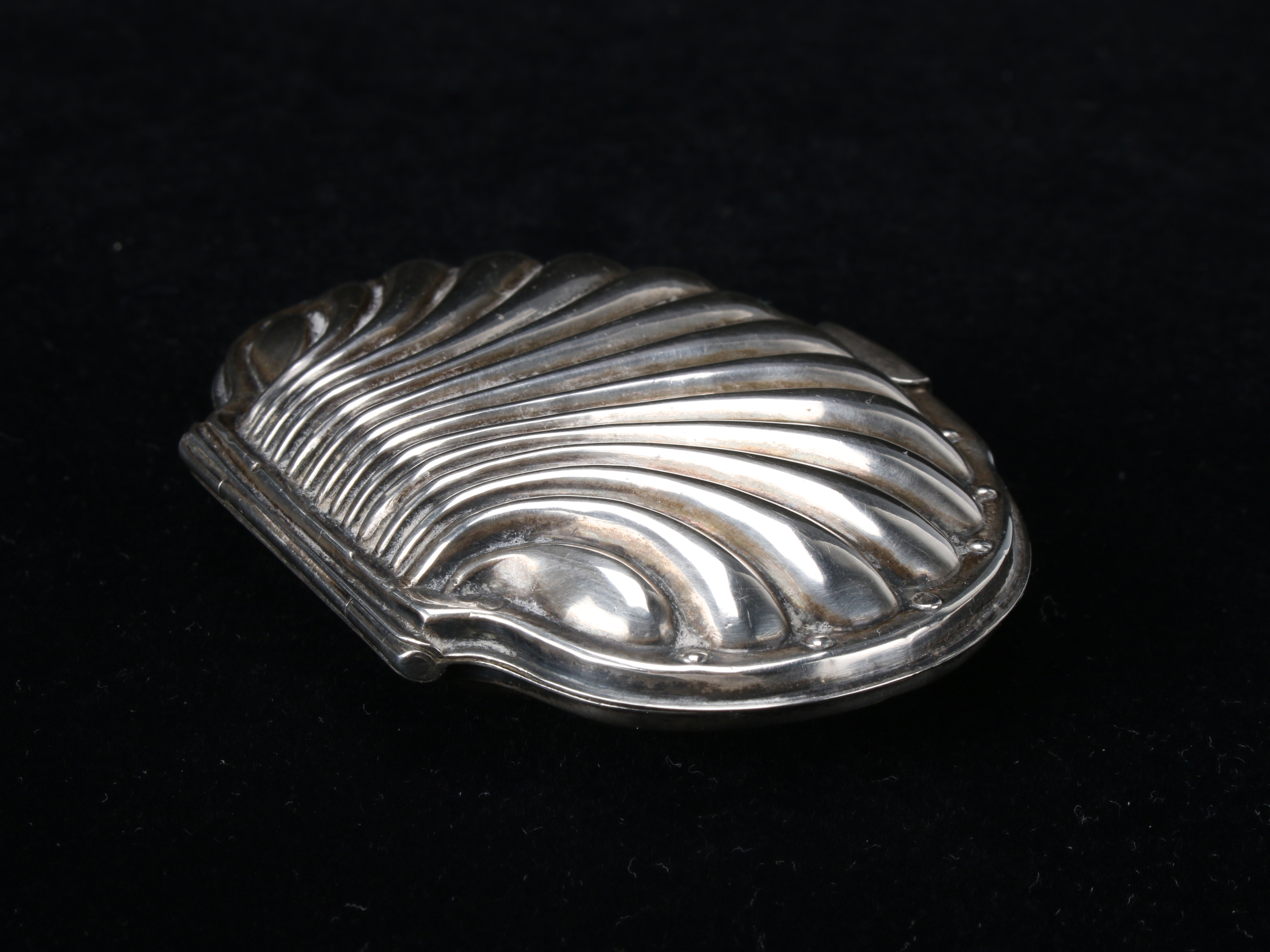 Elegant Vintage Shell-Shaped Silver Vanity Coin Purse image 6