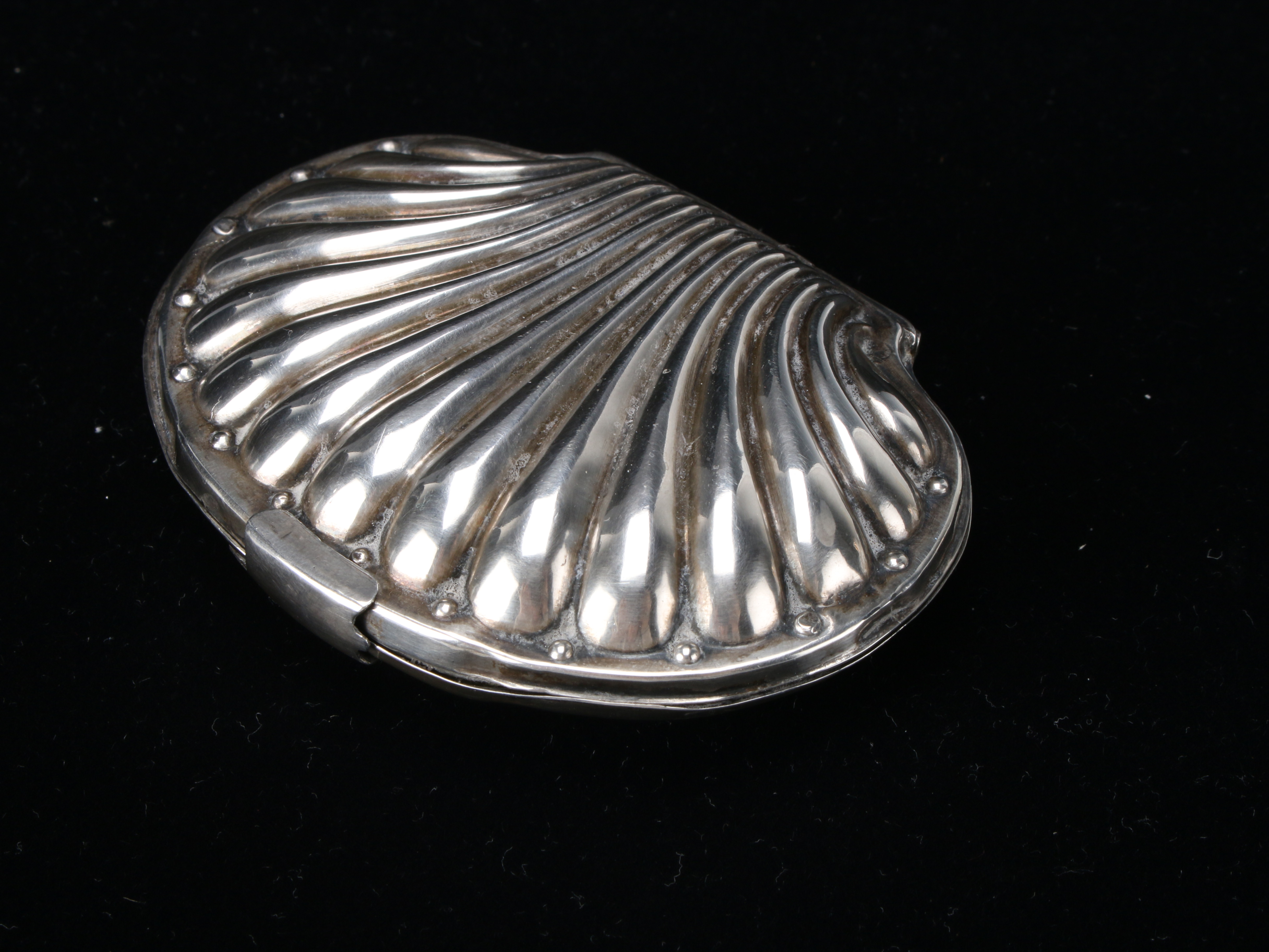 Elegant Vintage Shell-Shaped Silver Vanity Coin Purse image 7