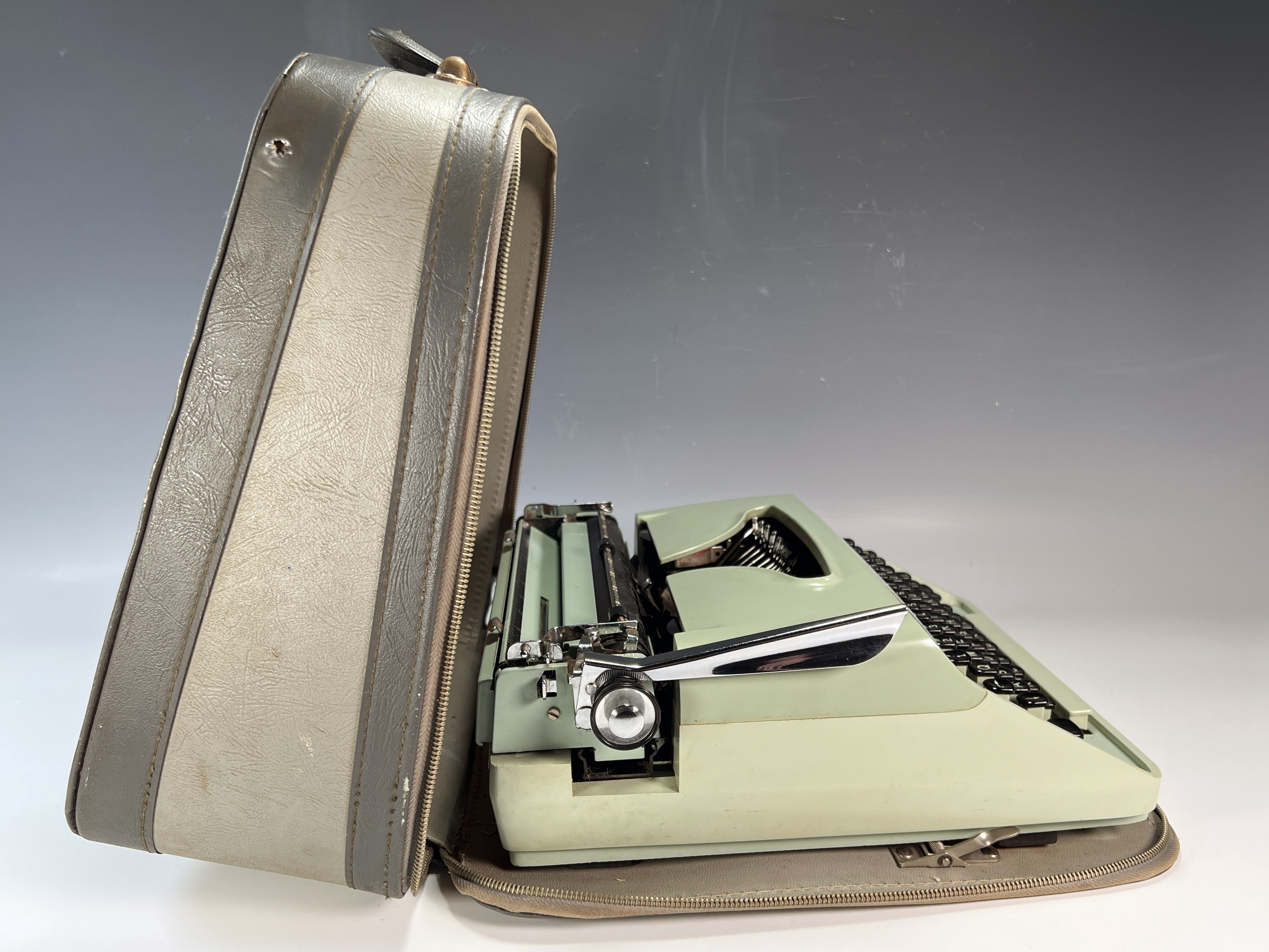 Vintage Remington Ten Forty Portable Typewriter In Case image 4