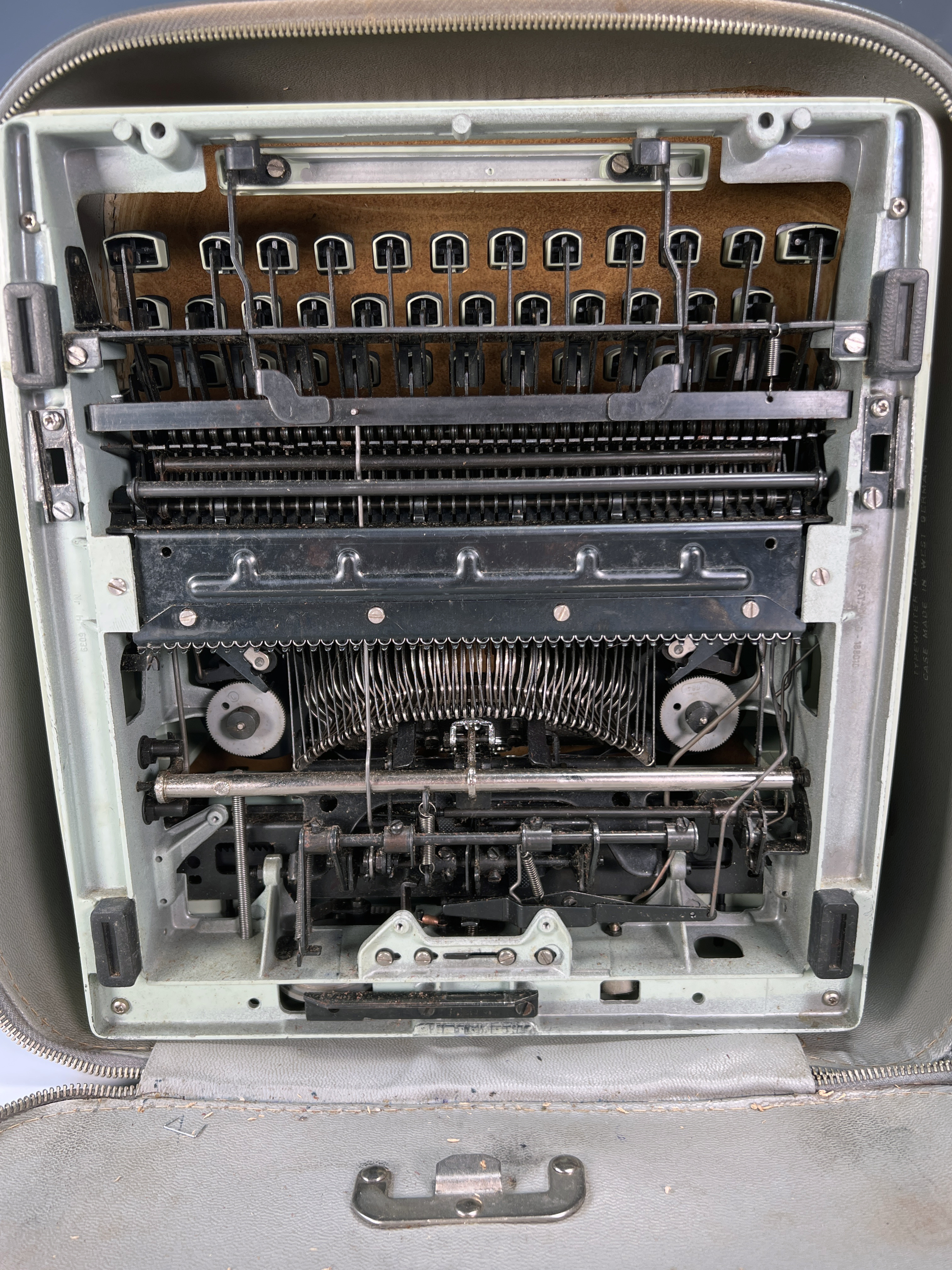 Vintage Remington Ten Forty Portable Typewriter In Case image 5