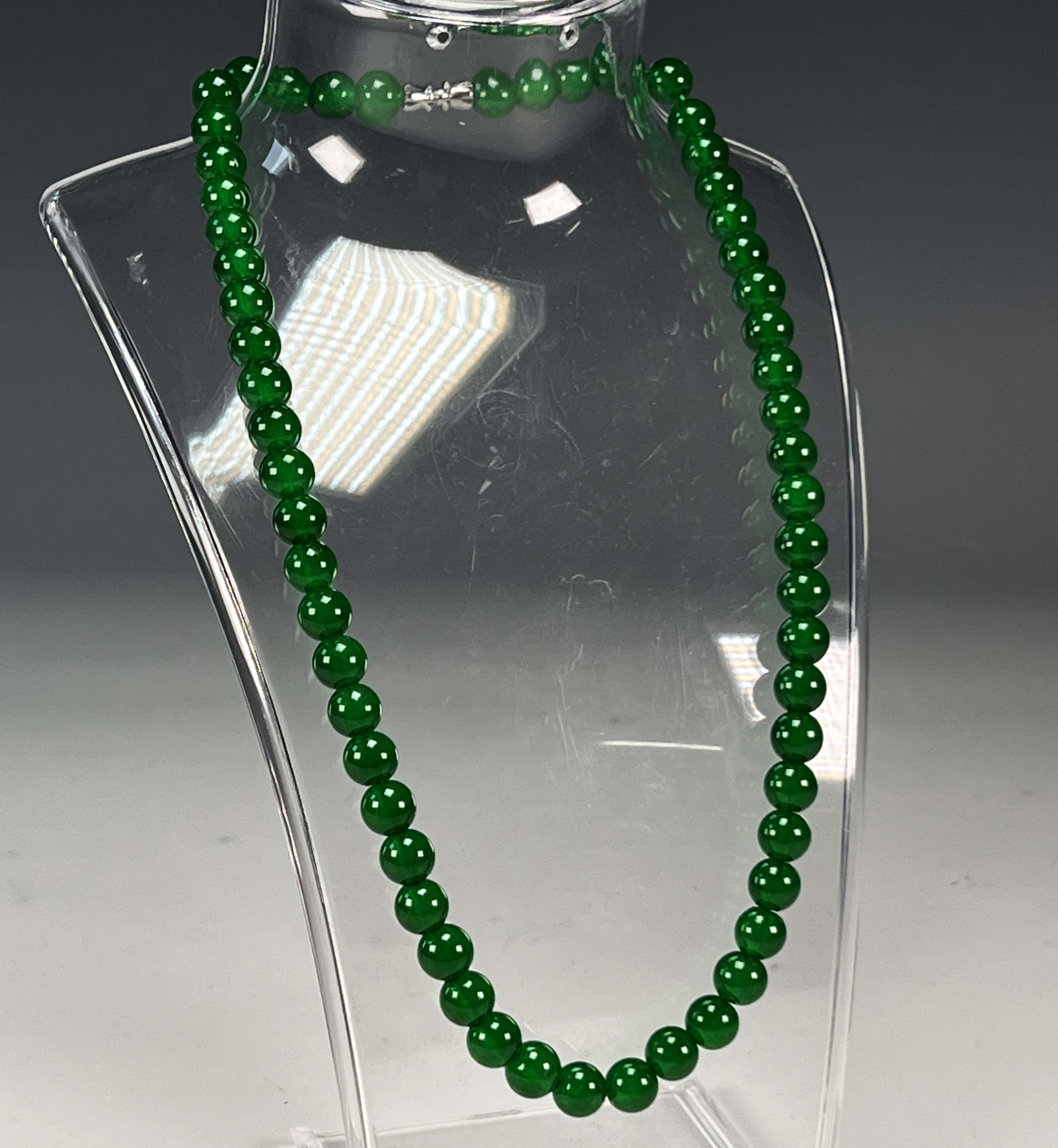 Lustrous Green Jade Bead Necklace - Timeless Elegance image 1