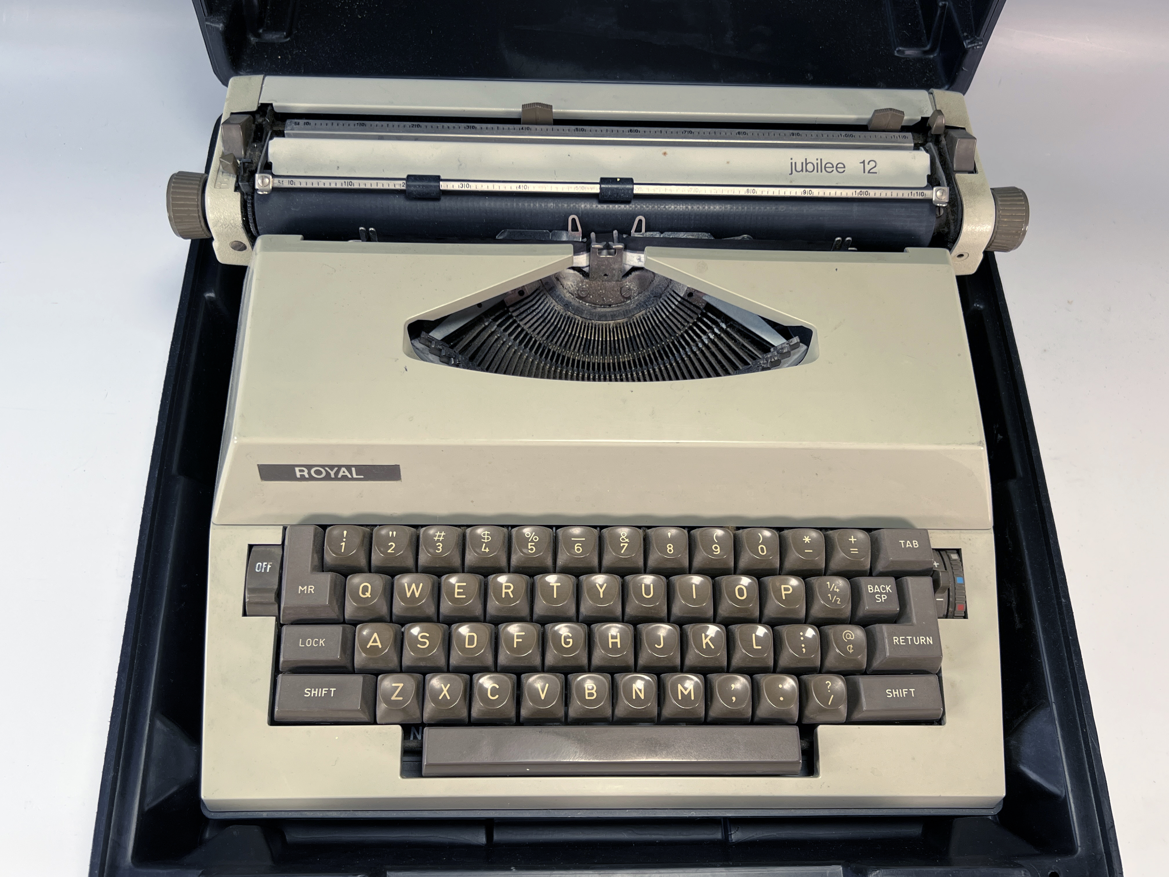 Vintage Royal Jubilee 12 Typewriter In Case image 2